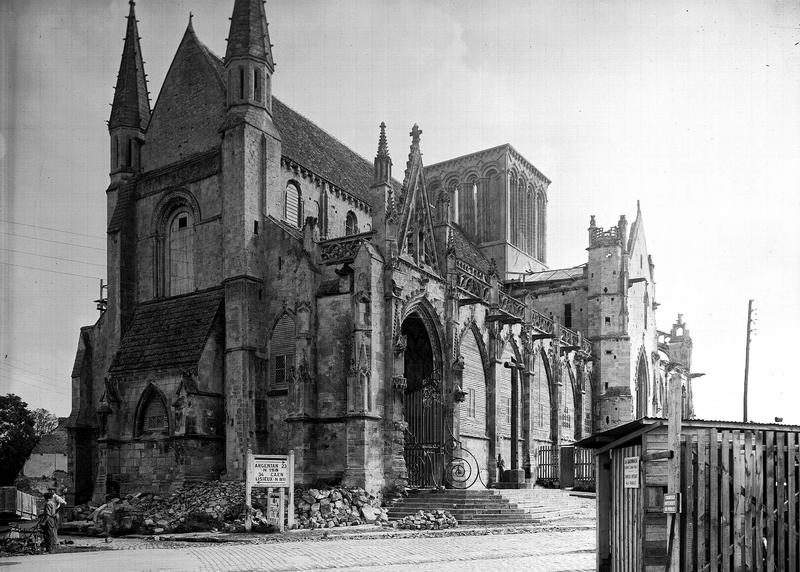 Ensemble sud-ouest : fenêtres et transept sud, très endommagés