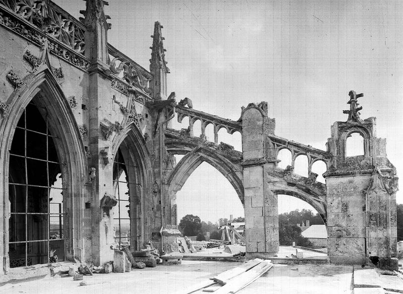 Abside : arc-boutant et terrasse sur la chapelle