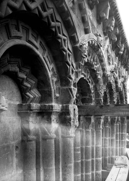 Tour de la croisée : archivoltes des fenêtres restaurées