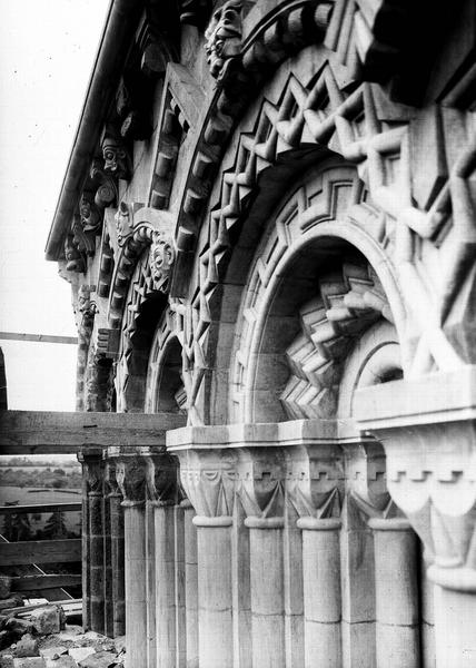 Tour de la croisée : archivoltes des fenêtres restaurées