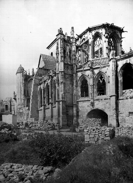 Abside, ensemble sud-est, réfection d'un contrefort et couverture provisoire du transept