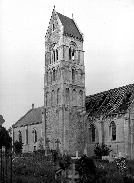 Façade sud et clocher : toiture endommagée