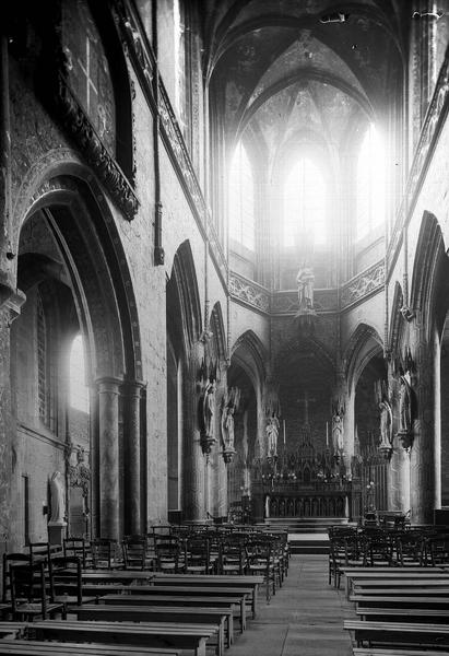 Vue intérieure de la nef vers le choeur