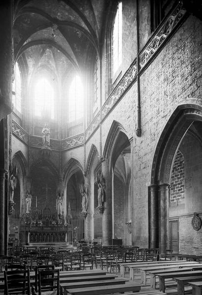 Vue intérieure de la nef vers le choeur rendu au culte