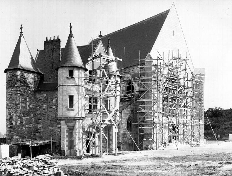 Chapelle : échafaudages de la façade