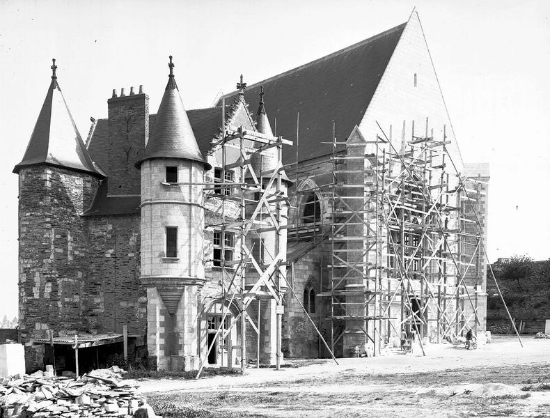 Chapelle : échafaudages de la façade