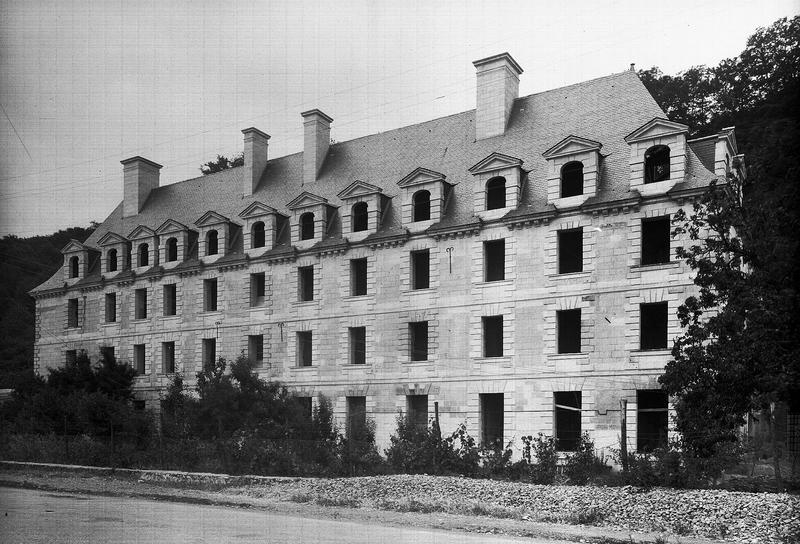 Façade sur la Loire : aile droite refaite