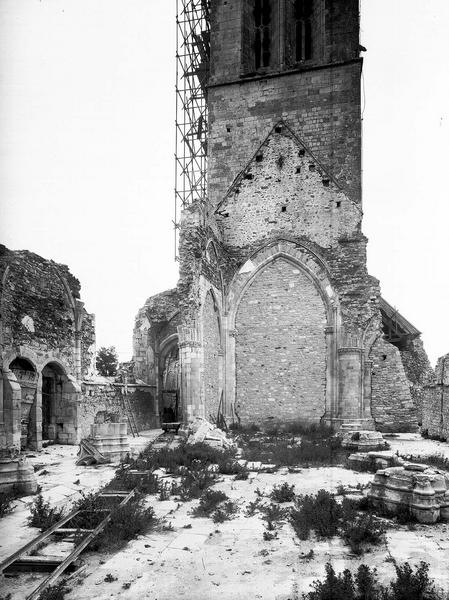 Vue intérieure de la nef vers l'est. Grande arcade est de la croisée murée