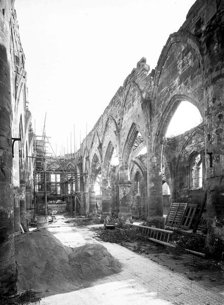 Vue intérieure de la nef vers l'est, en ruines