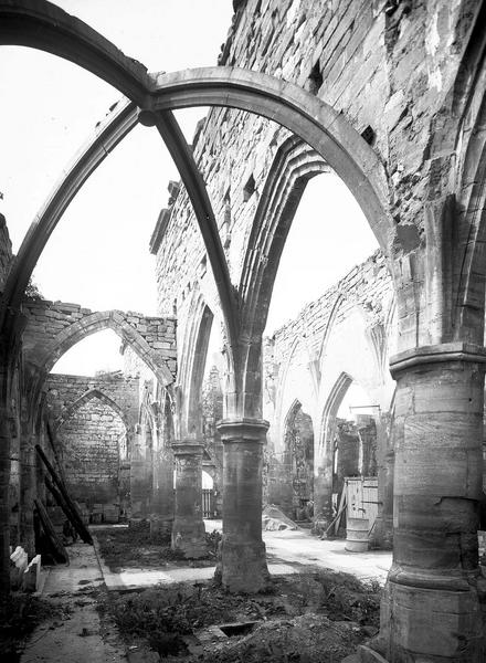 Vue intérieure du bas-côté sud vers l'ouest, en ruines