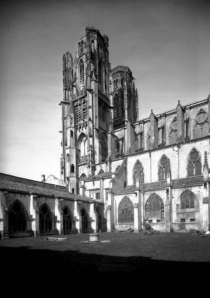 Ensemble sud-est : tour et galerie ouest du cloître