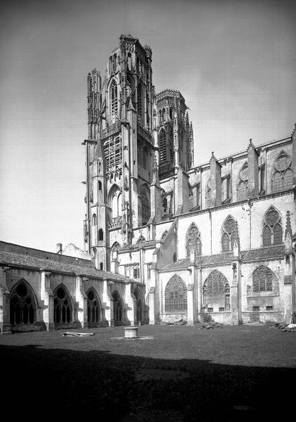 Ensemble sud-est : tour et galerie ouest du cloître