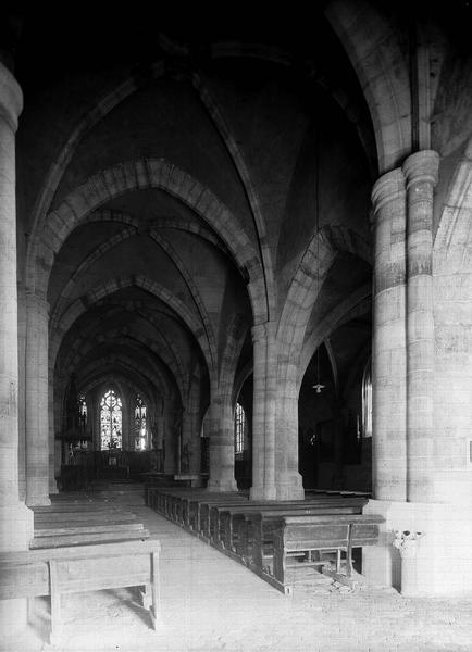 Vue intérieure de la nef vers le choeur