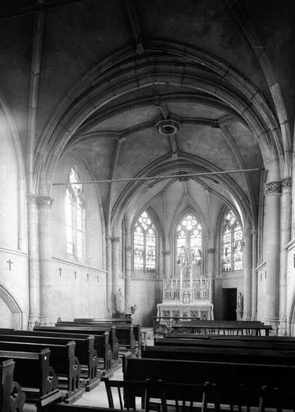 Vue intérieure de la nef vers le choeur