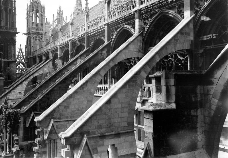 Façade sud : réfection des arcs-boutants