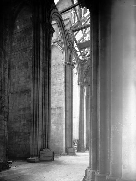 Vue intérieure du bas-côté sud en cours de réfection : chapelle