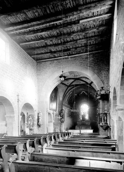 Vue intérieure de la nef vers le choeur