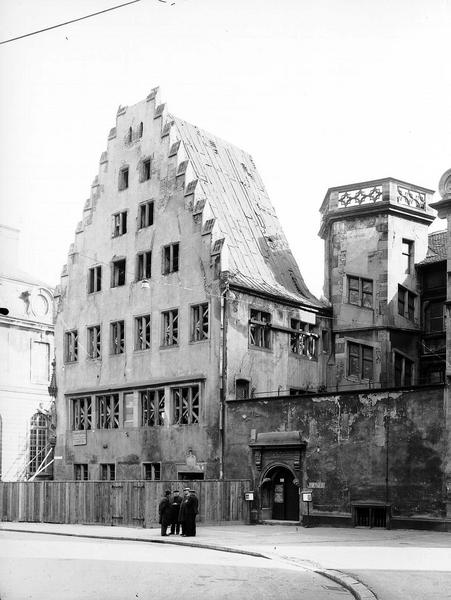 Façade à pignon sur la place du Château