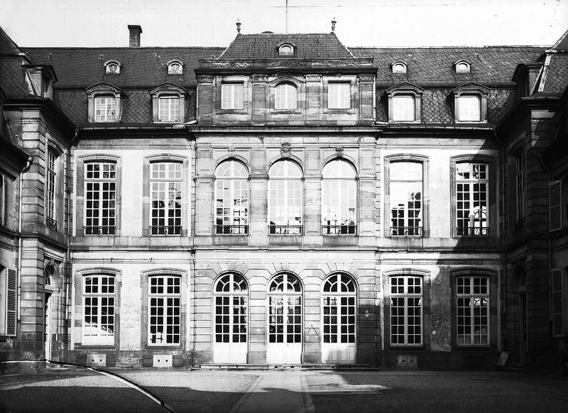 Façade sur la cour d'honneur : corps central