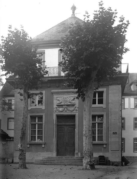 Entrée de la bibliothèque sur la rue du Lycée