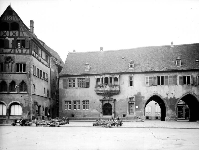 Façade avec loggia et porte d'entrée