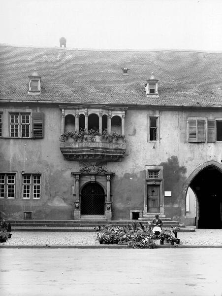 Façade : loggia et porte d'entrée