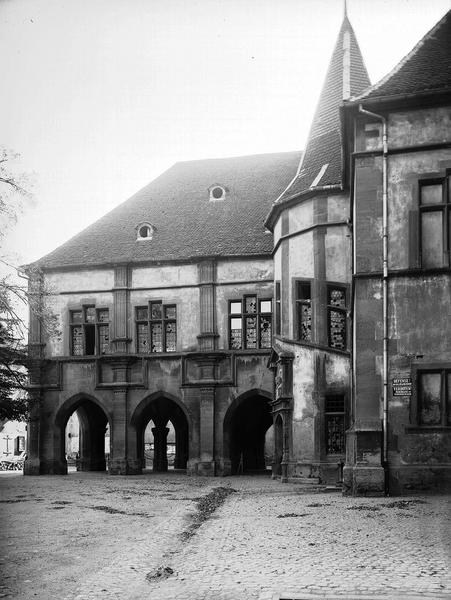 Façade avec arcades et tourelle