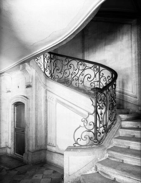 Escalier intérieur avec rampe en fer forgé