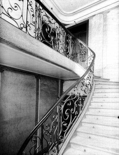 Escalier intérieur avec rampe en fer forgé