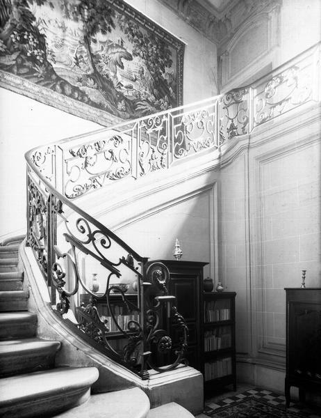 Escalier intérieur avec rampe en fer forgé