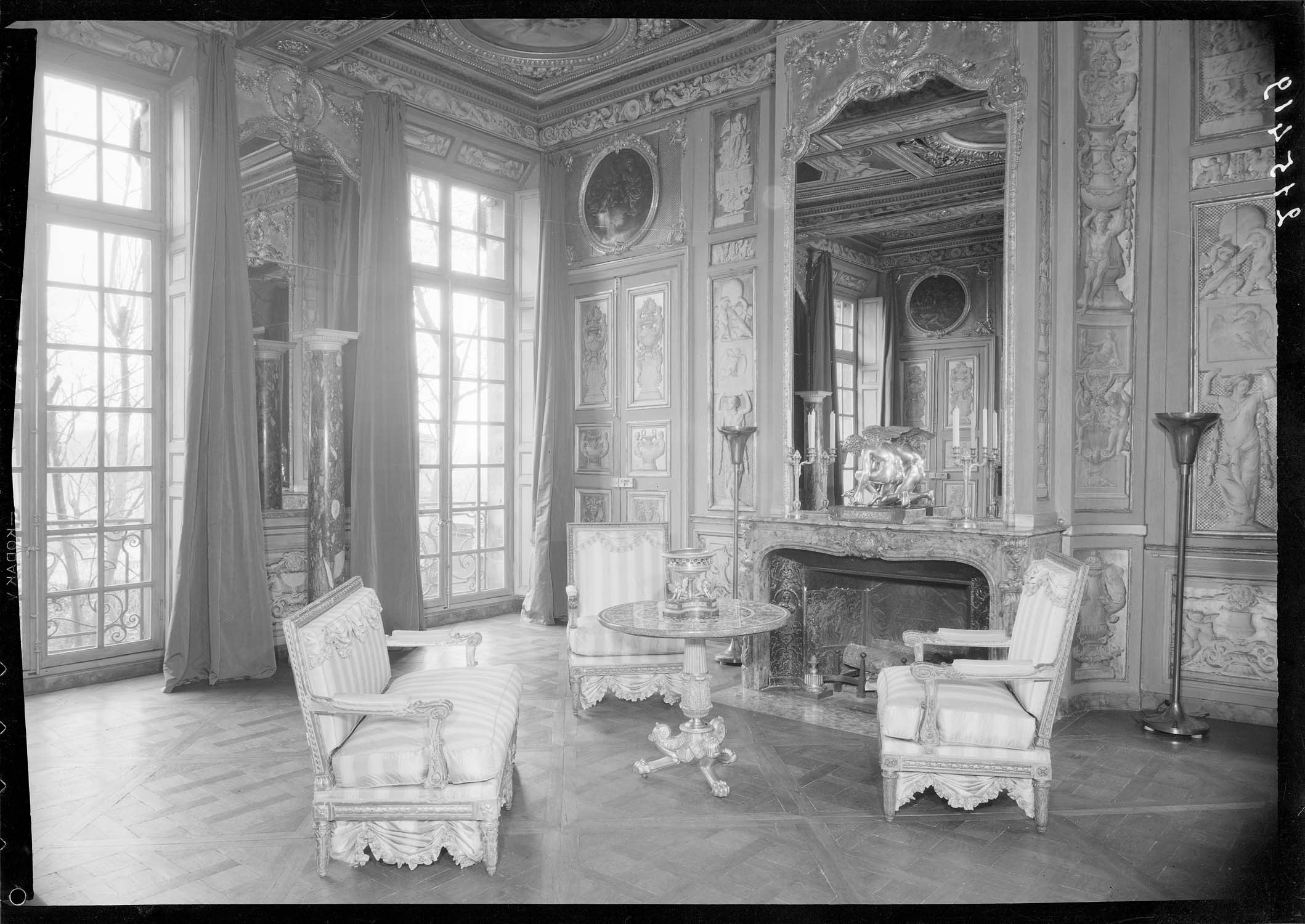 Salon A côté cheminée et meublé