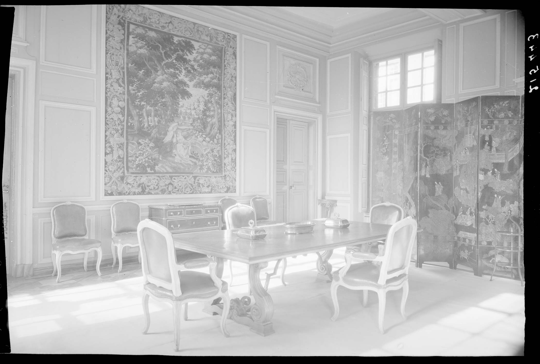 Salle à manger du 1er étage côté fenêtre et cheminée