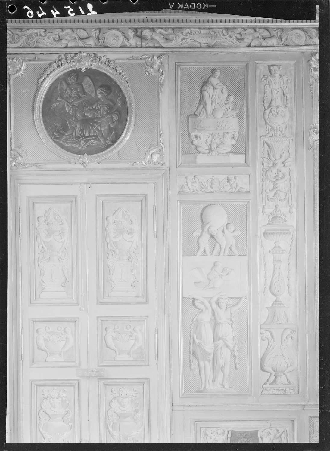 Détails de boiserie et de porte du salon A