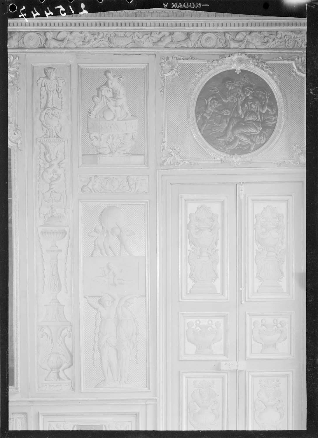 Détails de boiserie et de porte du salon A