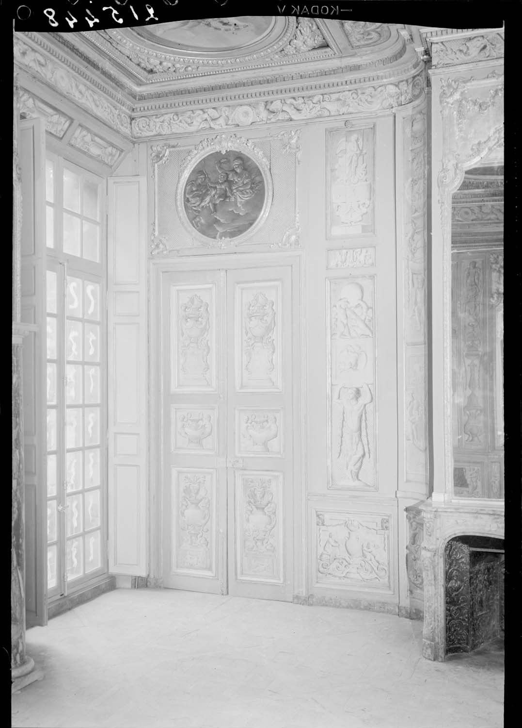 Détails de boiserie et de porte du salon A