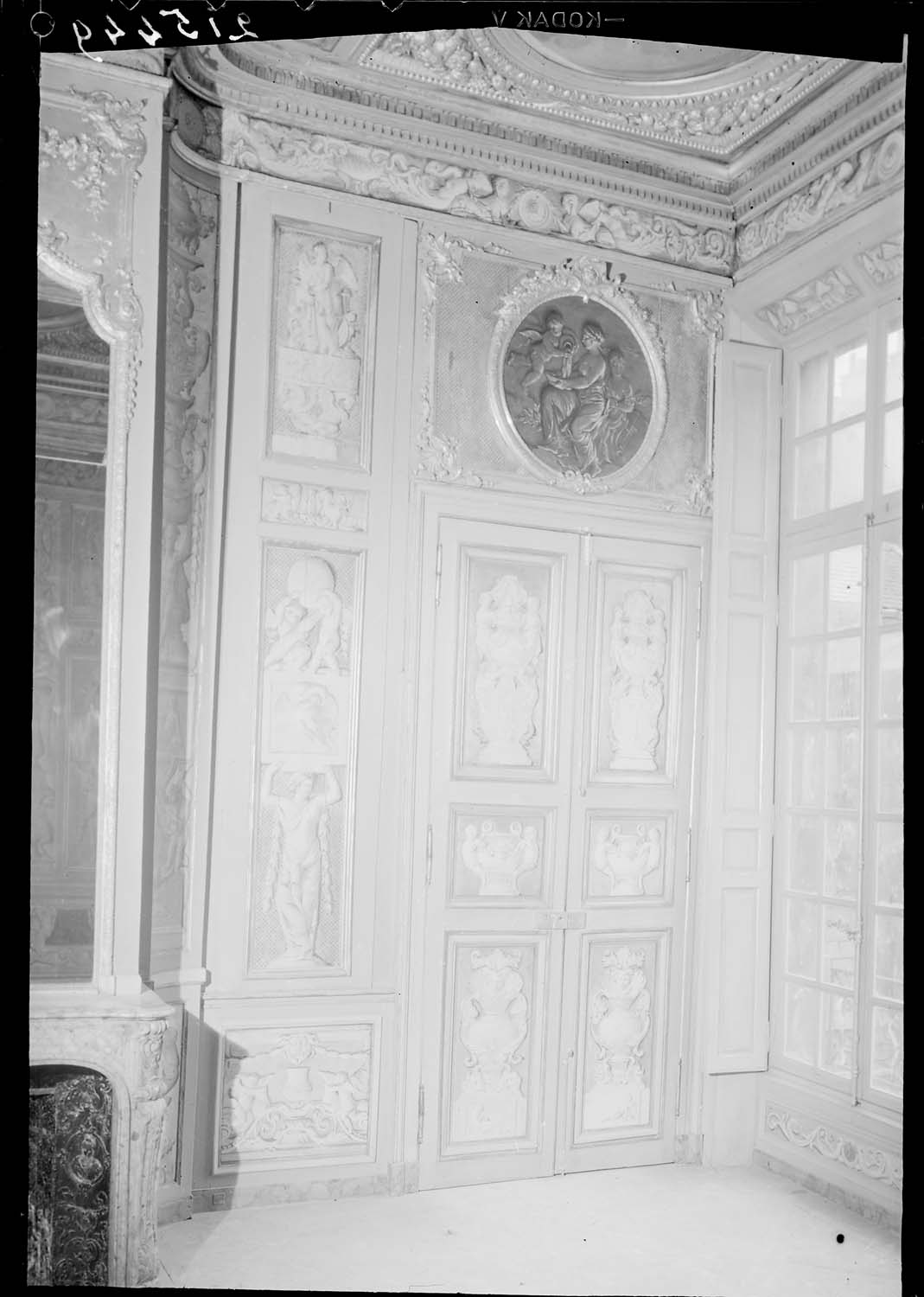 Détails de boiserie et de porte du salon A