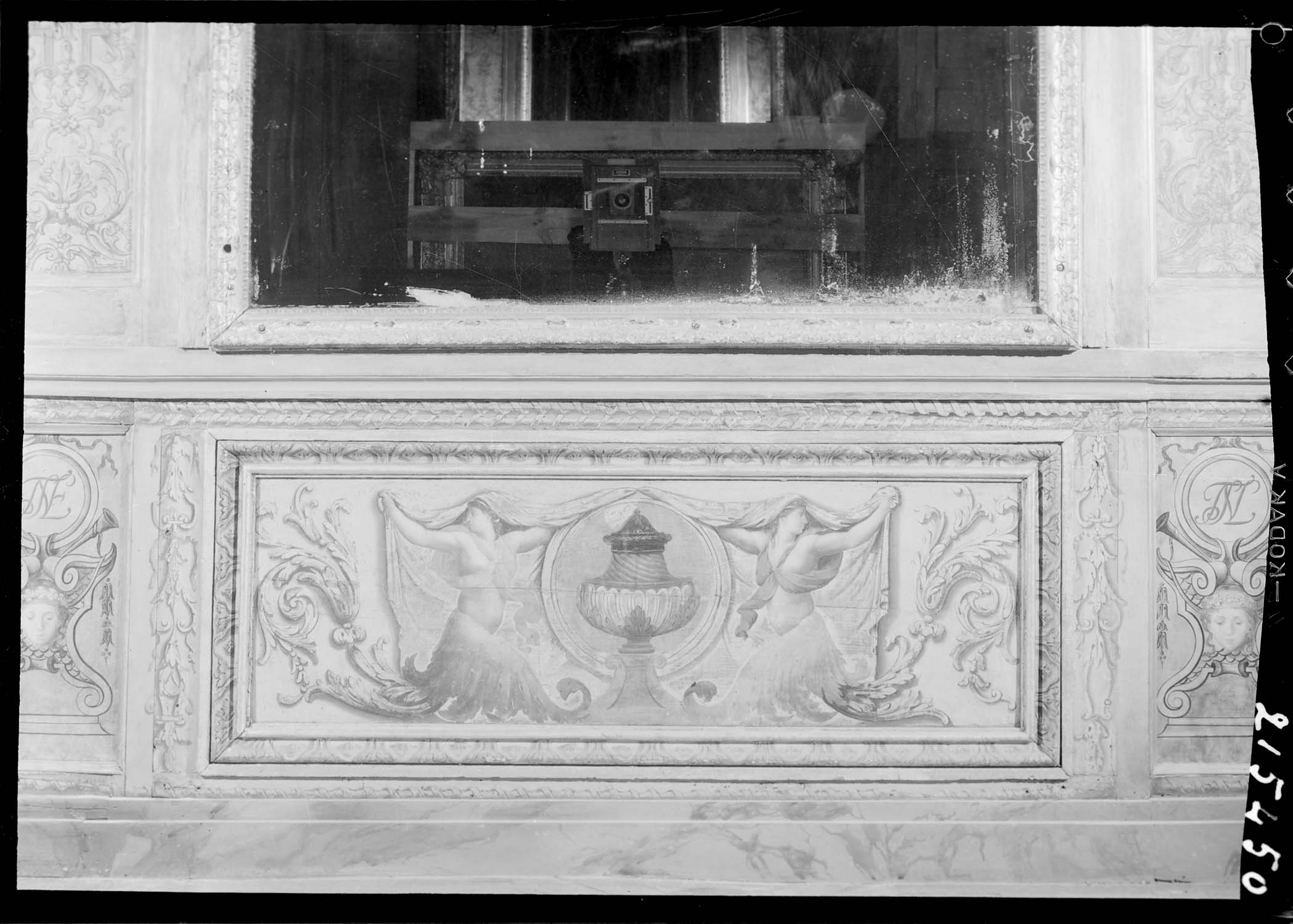 Détails de boiserie et de porte du salon A