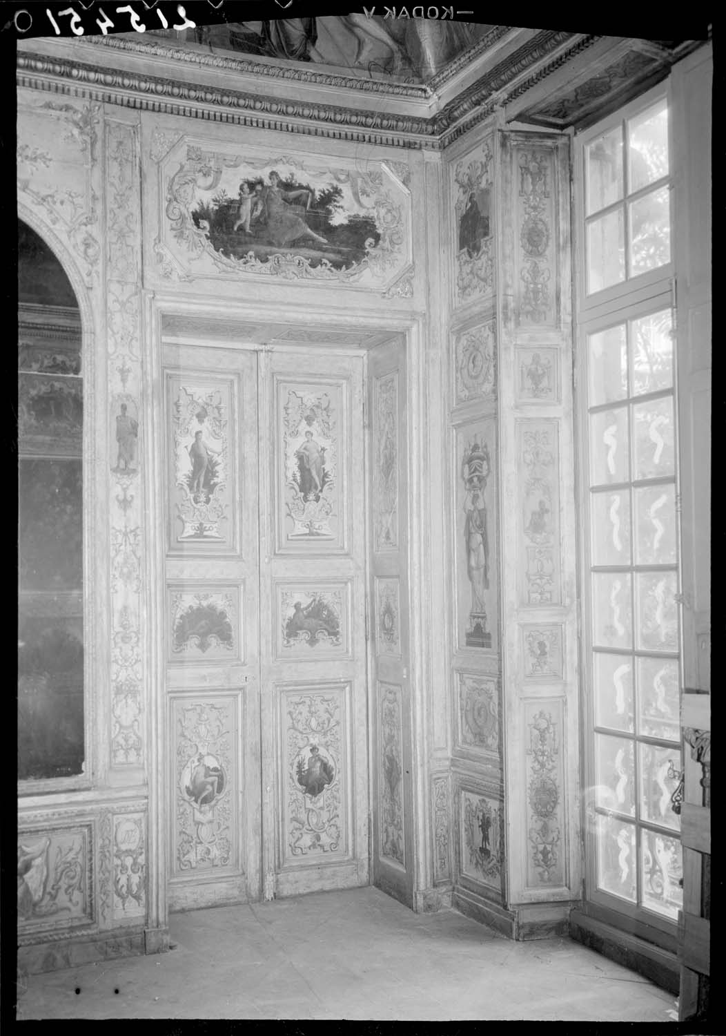 Détails de boiserie et de porte du salon des Muses