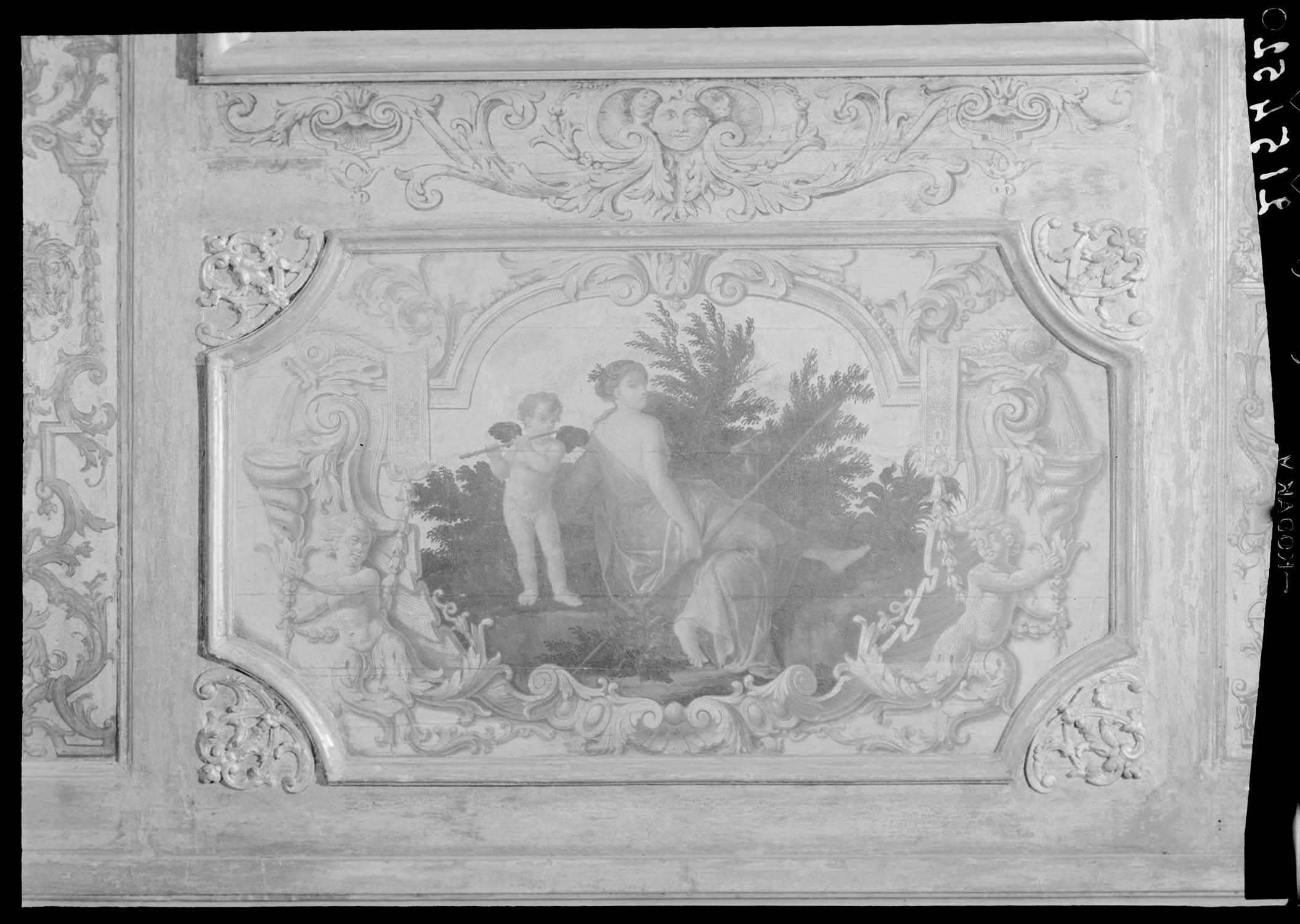 Détails de boiserie et du dessus de porte du salon des Muses