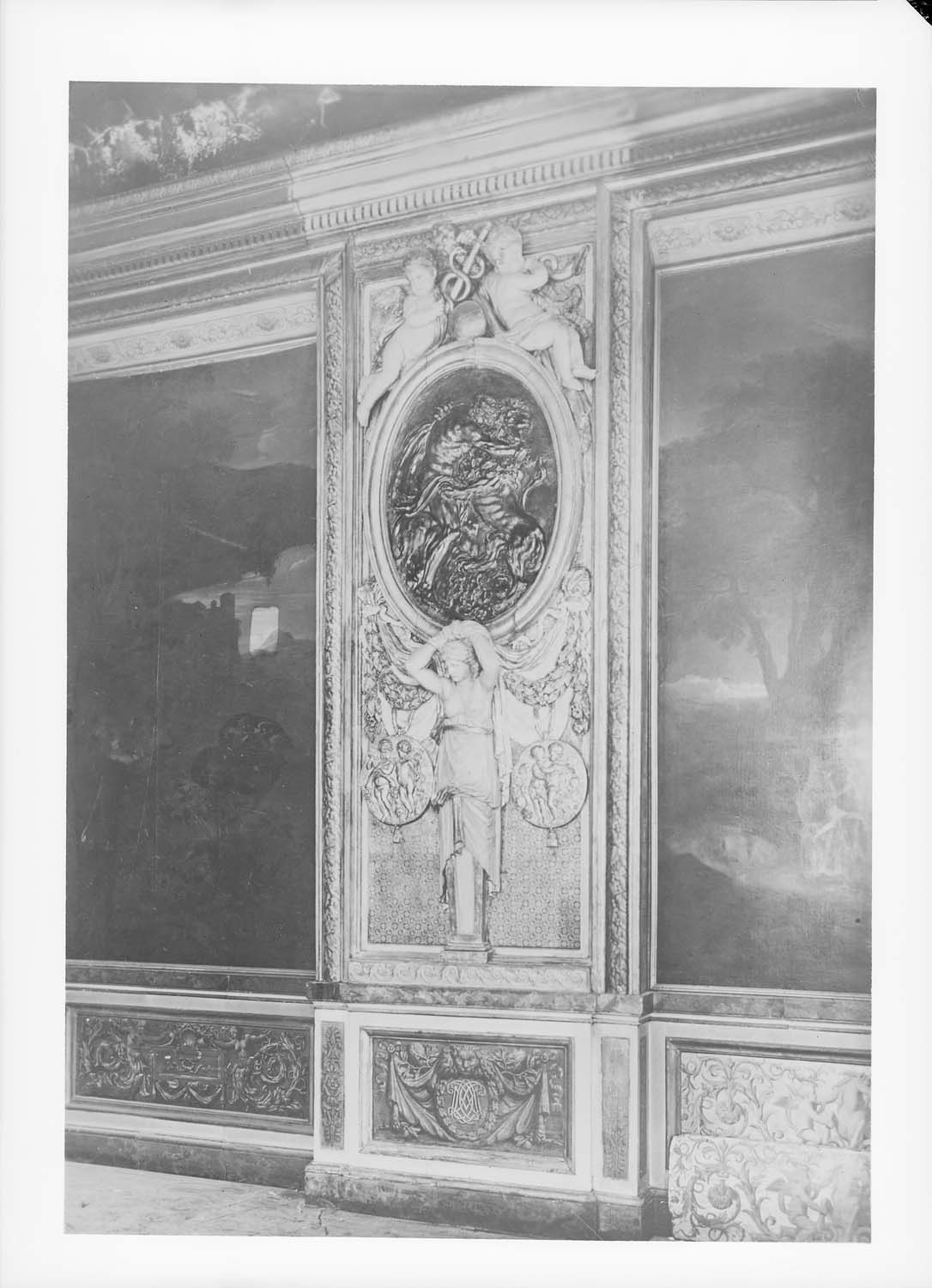 Détail opposé aux fenêtres de la galerie d'Hercule