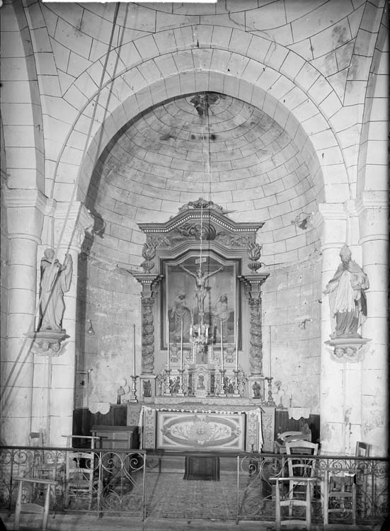 Intérieur, chœur voûté en cul-de-four vers l'est : chapiteau sculpté d'entrelacs