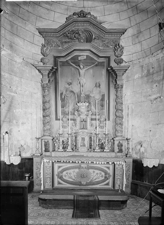 Retable en bois peint et doré dans le choeur : Dieu le Père bénissant (en haut), la Crucifixion (au centre), le Chemin de croix (devant d'autel) et le Bon Pasteur (tabernacle)