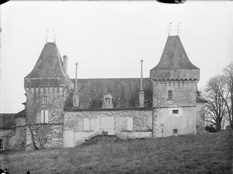 Façade arrière entre deux tours carrées à mâchicoulis