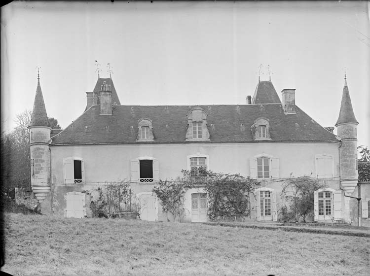 Façade d'entrée entre deux tourelles en encorbellement