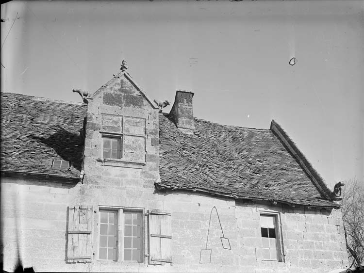 Façade est, lucarn+R4549e à pignon avec gargouilles sculptées : un singe et un chien, un personnage enjambe le sommet du rampant