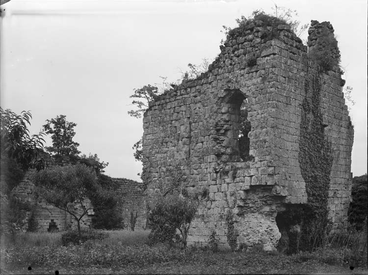 Donjon carré bâti par Edouard III d'Angleterre