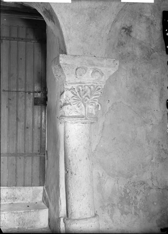 1er chapiteau du chœur de l'église, à droite, angle sud-ouest : animaux (cerf et colombe), arbre