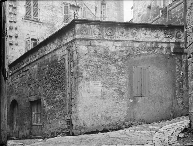 Terrasse Renaissance côté rue Saint-Roch : frise de 19 motifs inscrits dans des carrés