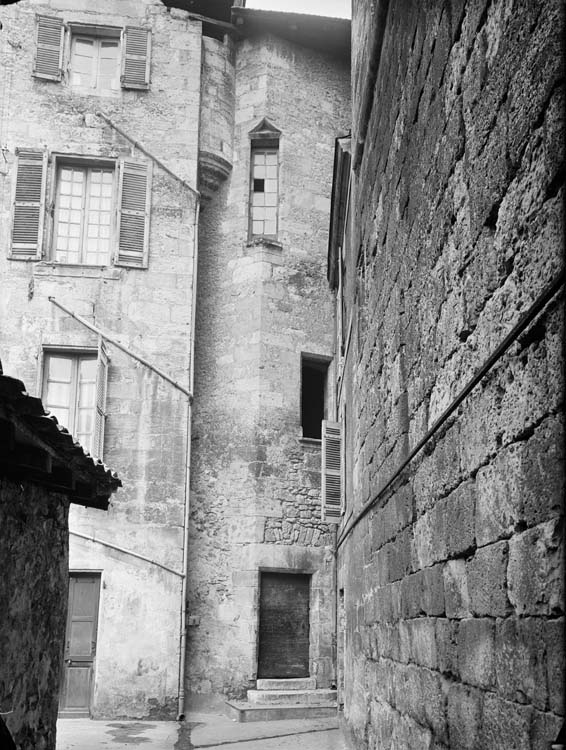 Tour d'escalier avec fenêtre située sur l'arête du mur