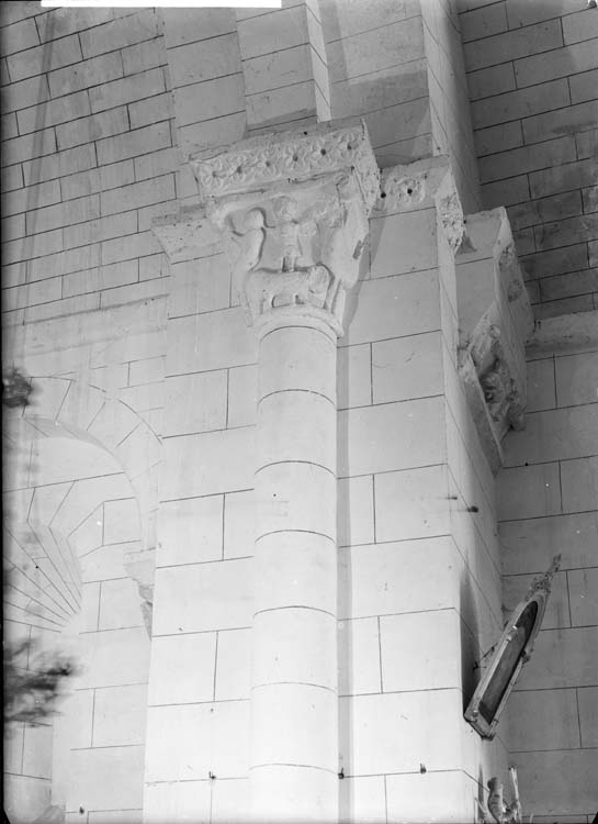 Intérieur, à l'entrée du chœur côté sud : détail de chapiteau, face nord, avec chevaux et personnages